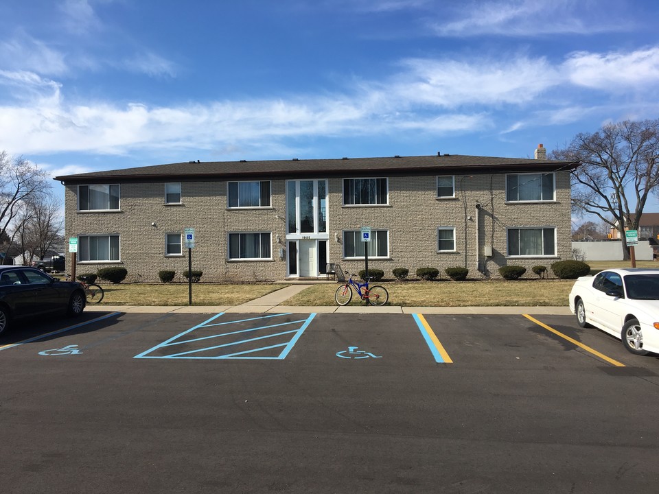 Easpointe Apartments in Eastpointe, MI - Building Photo