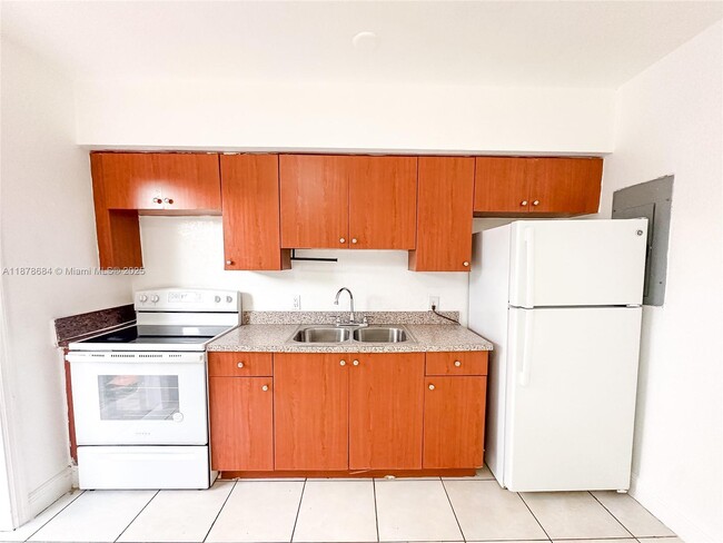 1206 NE 109th St in Miami, FL - Building Photo - Building Photo