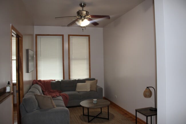 2012 W 23rd St, Unit 2nd Floor in Chicago, IL - Building Photo - Building Photo