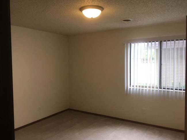 1727 N Grandview Ln in Bismarck, ND - Building Photo - Building Photo