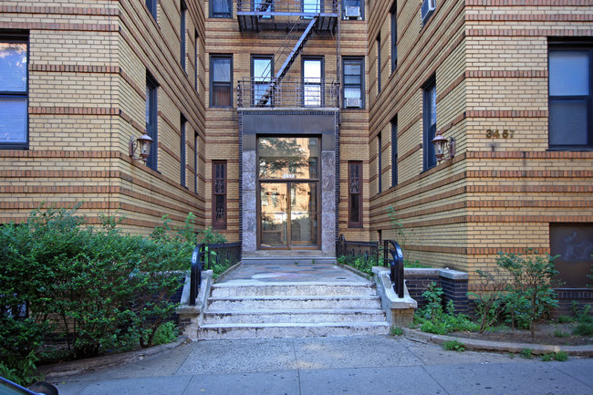 34-57 73rd St in Flushing, NY - Foto de edificio - Building Photo