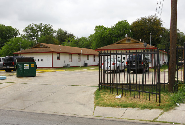 210-214 Merida St in San Antonio, TX - Foto de edificio - Building Photo