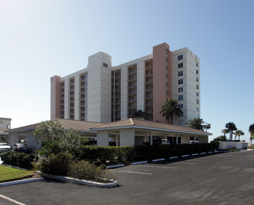 Longboat Harbor Towers in Longboat Key, FL - Building Photo