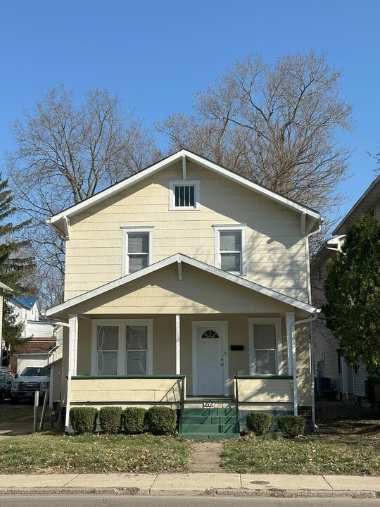 218 W Union St in Athens, OH - Building Photo