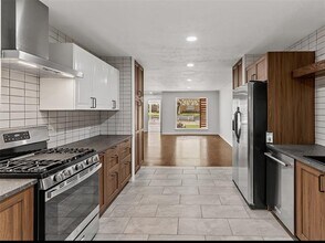 7607 Meadow Oaks Dr in Dallas, TX - Building Photo - Building Photo