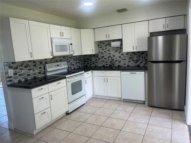 753 SW 3rd St in Dania Beach, FL - Building Photo - Building Photo