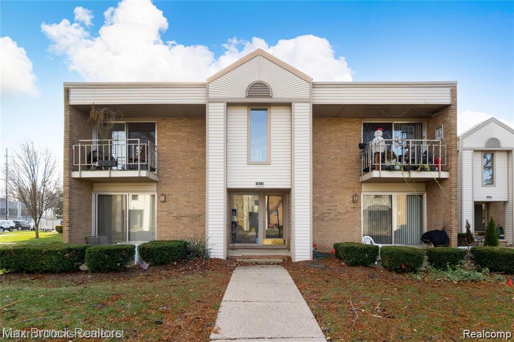 1671 Cass Lake Rd in Keego Harbor, MI - Building Photo