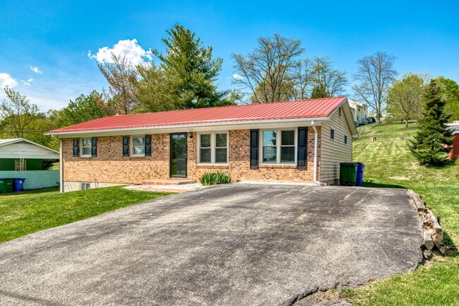 690 North Dr in Christiansburg, VA - Building Photo - Building Photo