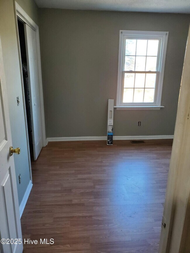 300 Kristin Dr in Greenville, NC - Building Photo - Building Photo