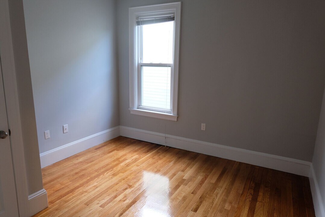 545-547-547 E 8th St in Boston, MA - Foto de edificio
