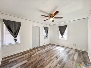 483 S Central Ave in New Braunfels, TX - Foto de edificio - Building Photo