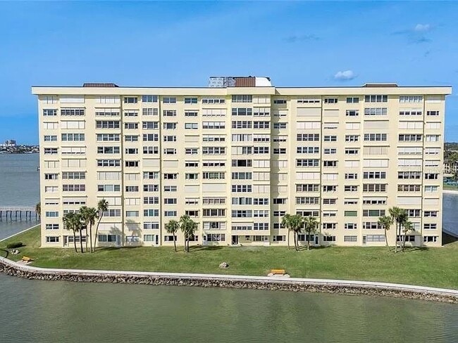 4775 Cove Cir in St. Petersburg, FL - Building Photo - Building Photo