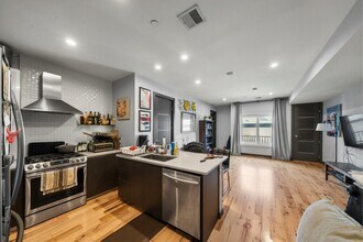 39 Lexington St, Unit 5 in Boston, MA - Foto de edificio - Building Photo