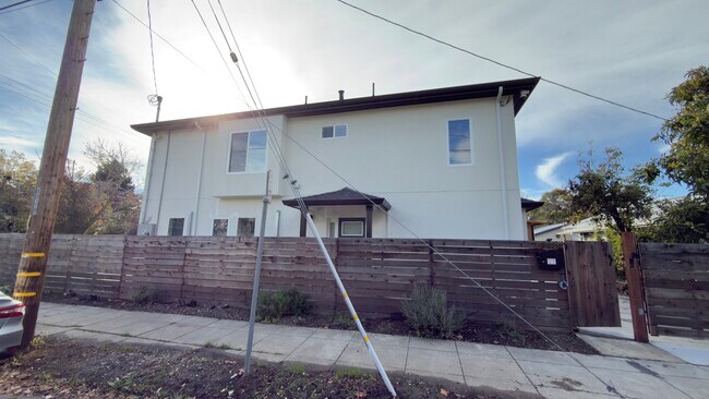 6125 Fremont St in Oakland, CA - Building Photo - Building Photo