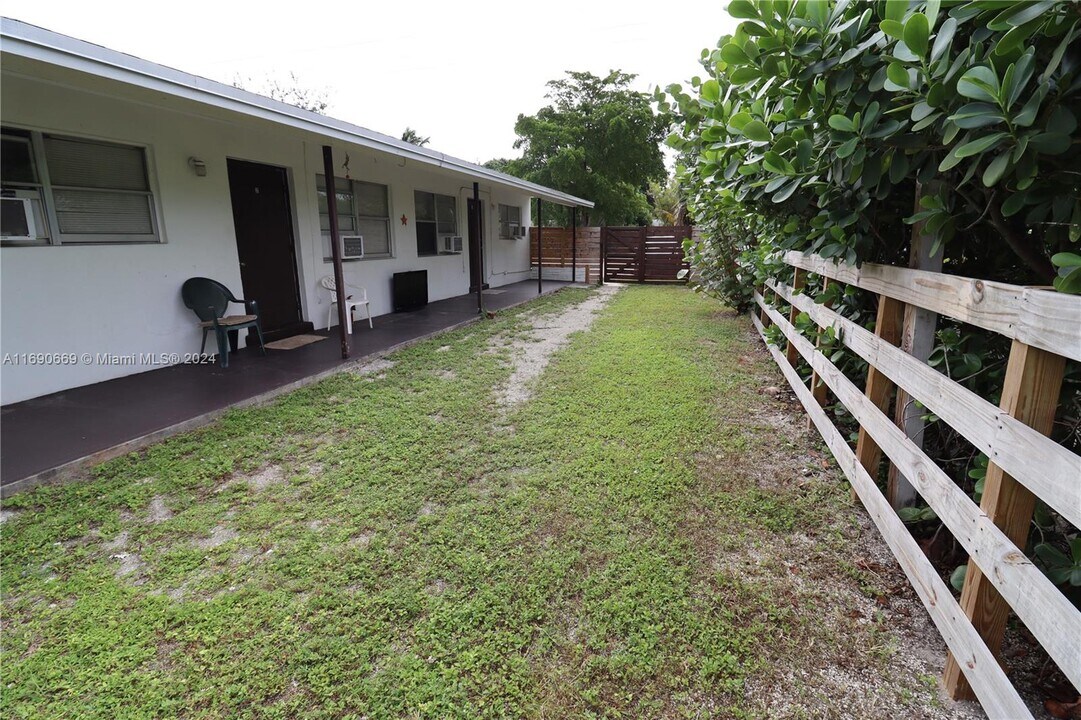 271 NW 41st St-Unit -1 in Oakland Park, FL - Building Photo