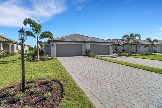 19600 Hinkley Dr in Estero, FL - Building Photo - Building Photo