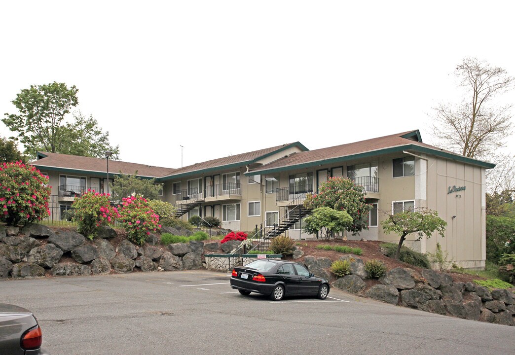 La Chateau Apartments in Burien, WA - Building Photo