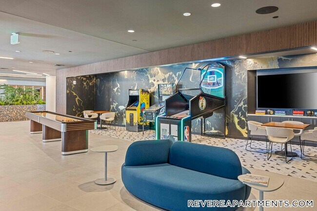 328 Bank St in Harwich, MA - Foto de edificio - Building Photo