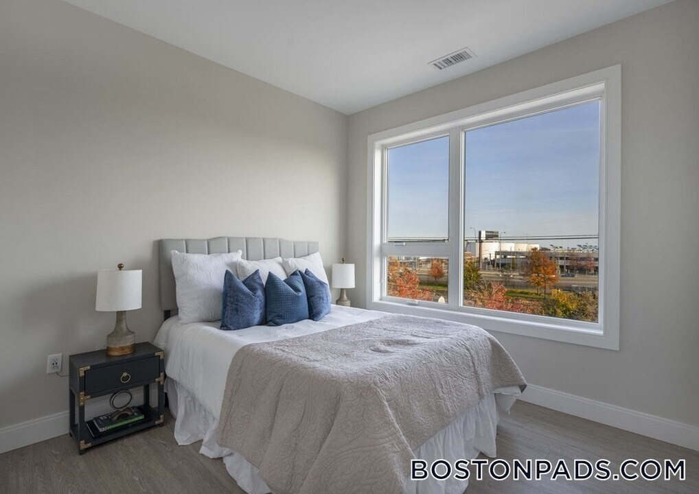340 Bremen St in Boston, MA - Building Photo
