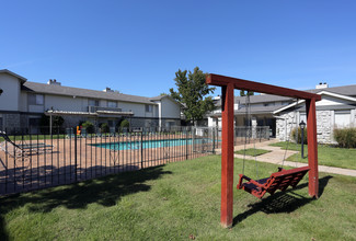 Lakewood Gardens in Tulsa, OK - Building Photo - Building Photo