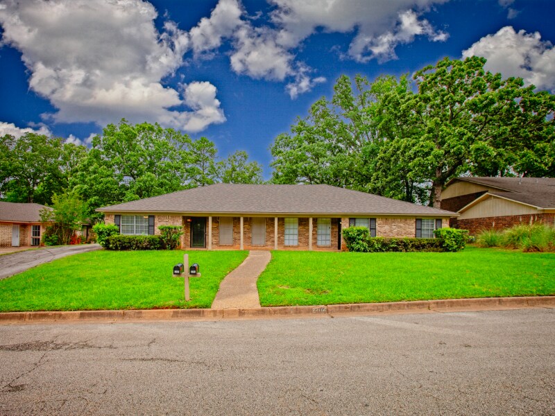 2202 Aberdeen Dr in Tyler, TX - Building Photo