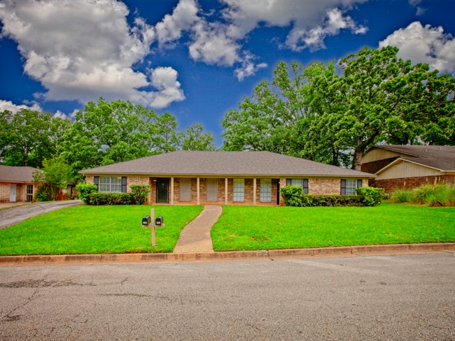 property at 2202 Aberdeen Dr