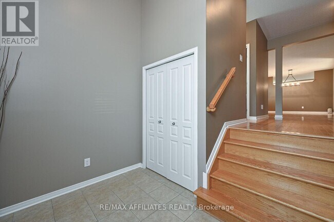 289 Harthill Way in Ottawa, ON - Building Photo - Building Photo