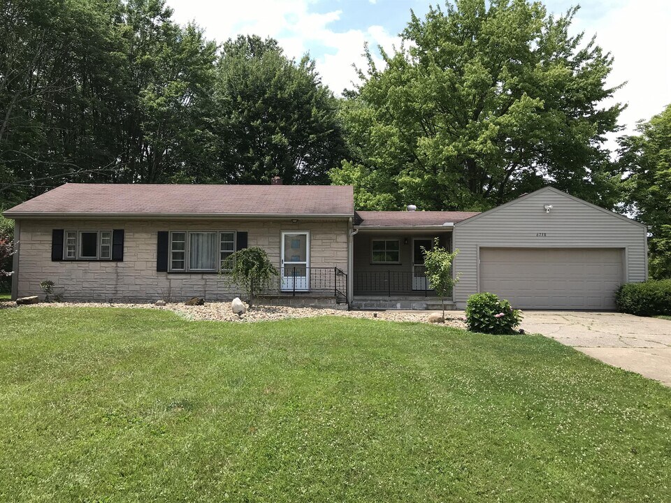 6738 James St in Youngstown, OH - Building Photo