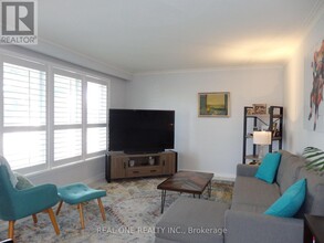 19 Versend Dr in Toronto, ON - Building Photo - Building Photo