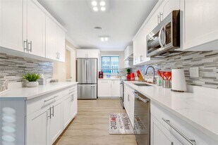 5740 NE 19th Ave in Fort Lauderdale, FL - Building Photo