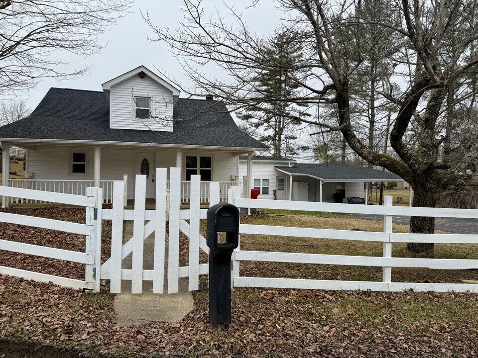 127 Corinth Rd in Corbin, KY - Building Photo