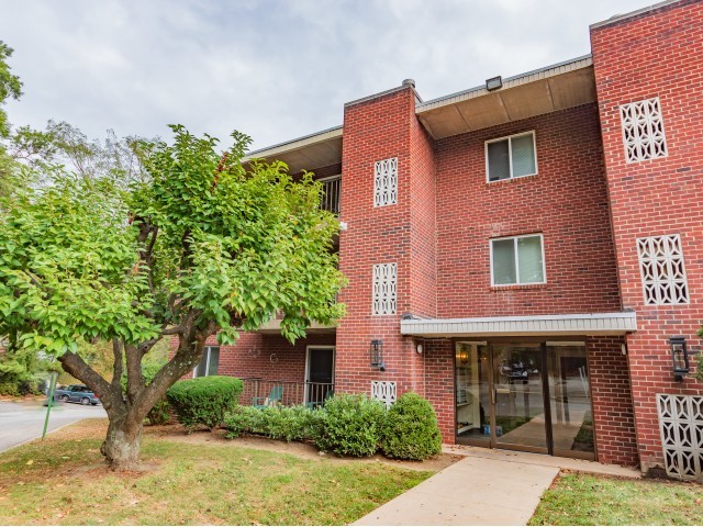 Lansdowne Towers Apartments in Aldan, PA - Building Photo