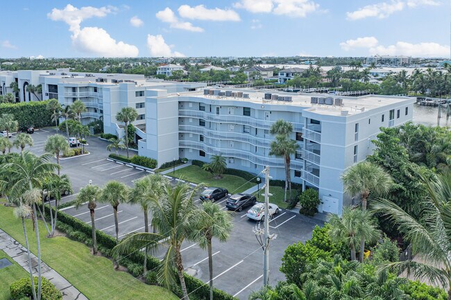 Beauvois on the Lake Condos in Palm Beach, FL - Building Photo - Building Photo