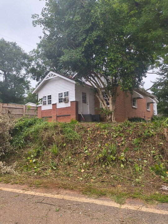 45 Carver St in Wellford, SC - Building Photo