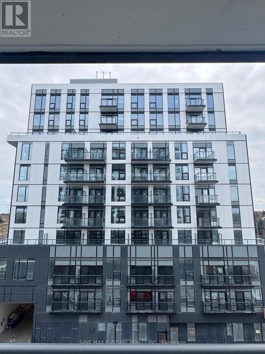 7439 Kingston Rd in Toronto, ON - Building Photo