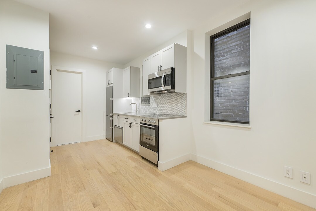 858 10th Ave in New York, NY - Building Photo