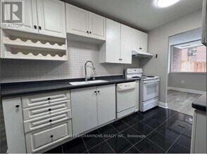 4062 Lawrence Ave E in Toronto, ON - Building Photo - Building Photo