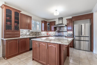 385 Burloak Dr in Oakville, ON - Building Photo - Building Photo