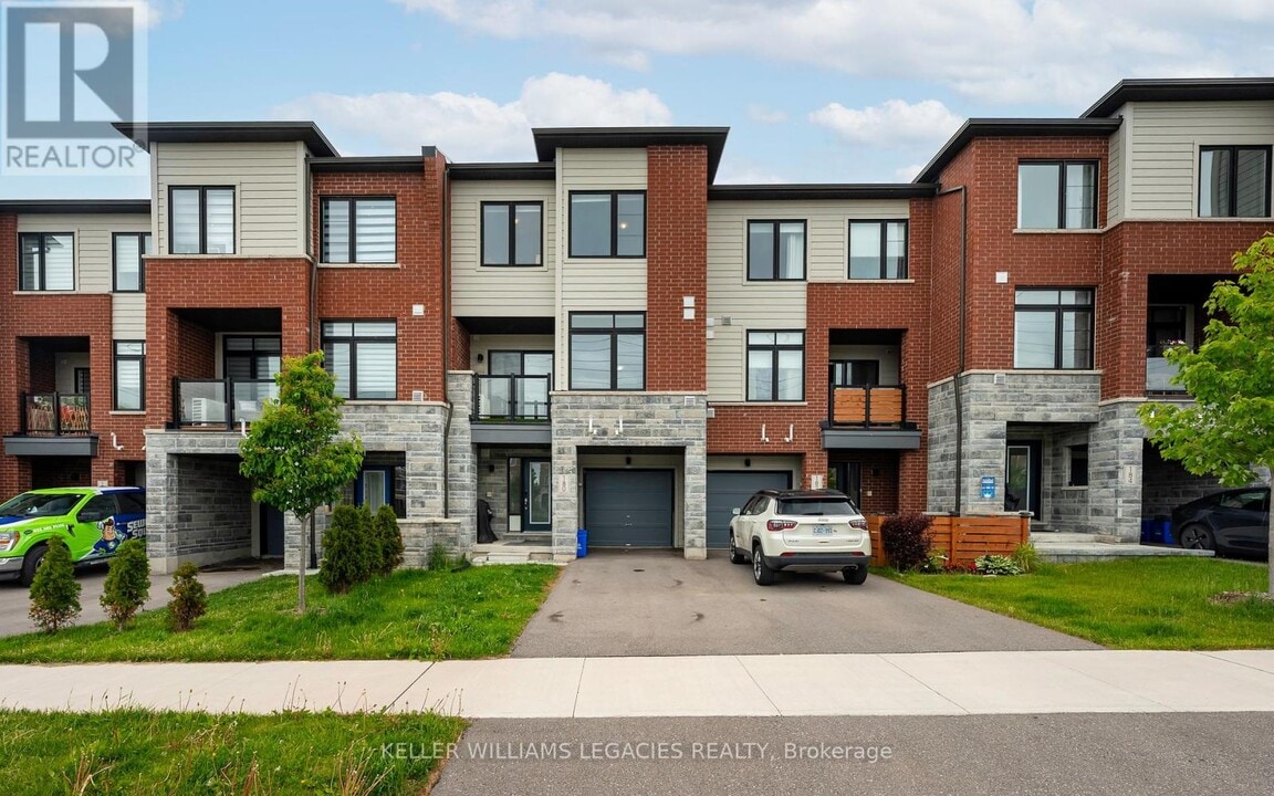 180 Vantage Lp in Newmarket, ON - Building Photo