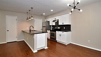 4411 Whispering Valley Dr in Austin, TX - Building Photo