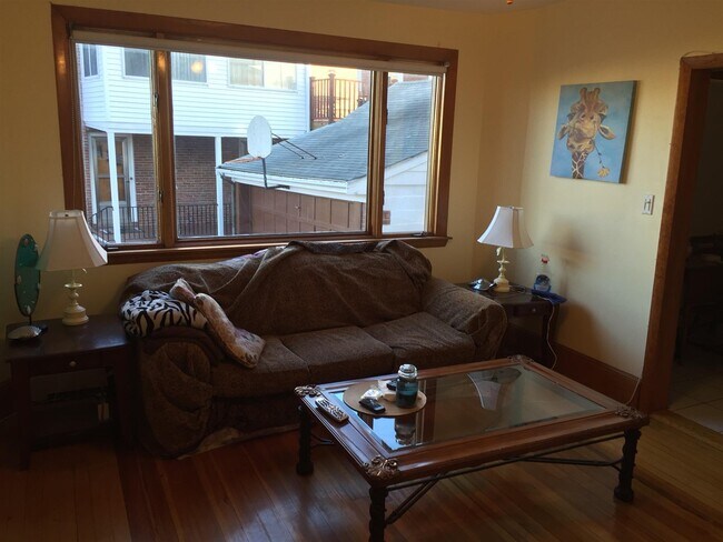 10 Windsor Rd, Unit 10 in Medford, MA - Foto de edificio - Building Photo