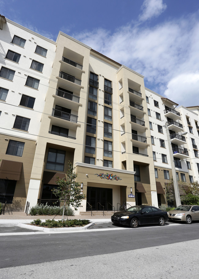 Amistad Apartments in Miami, FL - Foto de edificio - Building Photo