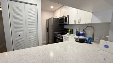 614 Sea Pine Way in Greenacres, FL - Building Photo - Building Photo