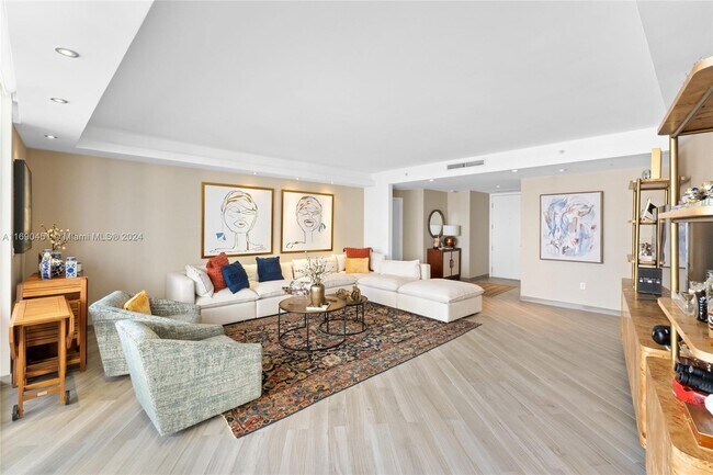 901 Brickell Key Blvd, Unit 2106 in Miami, FL - Foto de edificio - Building Photo