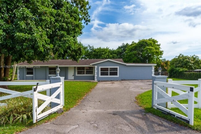 13980 SW 36th Ct in Davie, FL - Building Photo - Building Photo