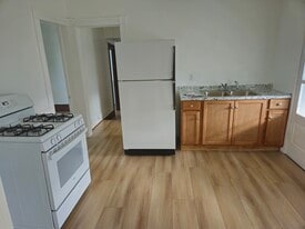 912 E 2nd St in Jamestown, NY - Building Photo