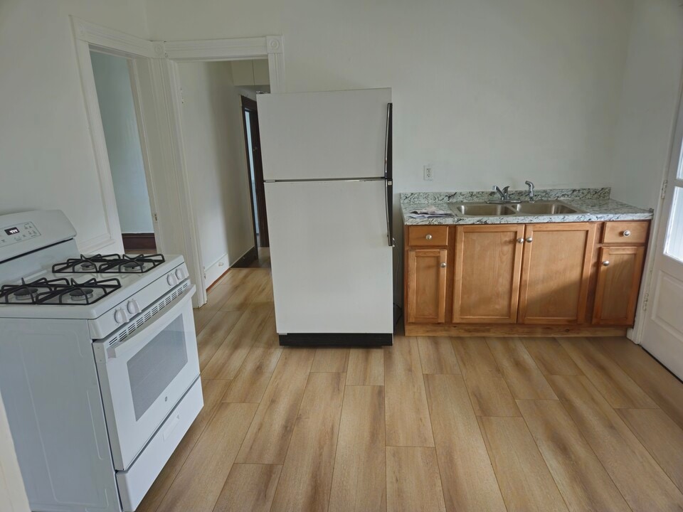 912 E 2nd St in Jamestown, NY - Building Photo