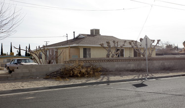 711 Candlelight in Barstow, CA - Foto de edificio - Building Photo