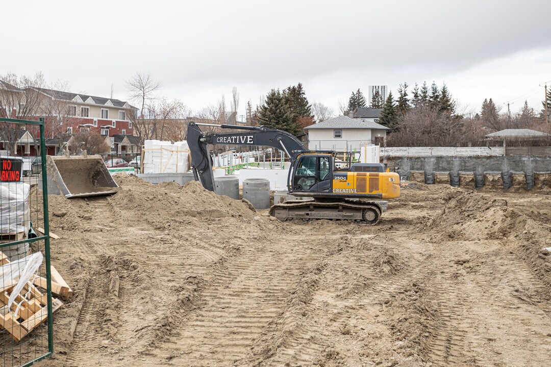 1808 17 Av NW in Calgary, AB - Building Photo
