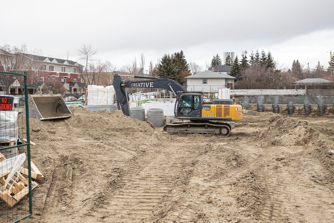 1808 17 Av NW in Calgary, AB - Building Photo